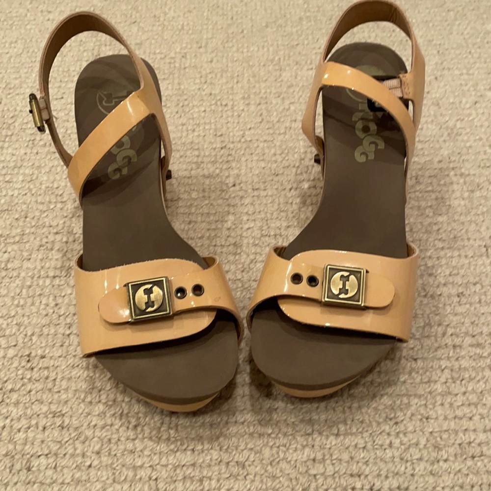 Size 7.5 Flogg sandals in nude and wood colors